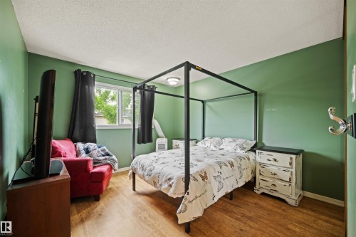 31 Royal Road Nw, Edmonton, AB - Indoor Photo Showing Bedroom