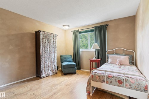 31 Royal Road Nw, Edmonton, AB - Indoor Photo Showing Bedroom