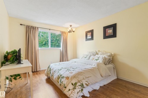 31 Royal Road Nw, Edmonton, AB - Indoor Photo Showing Bedroom