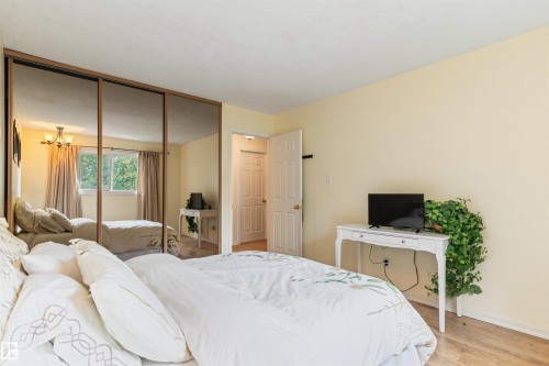 31 Royal Road Nw, Edmonton, AB - Indoor Photo Showing Bedroom