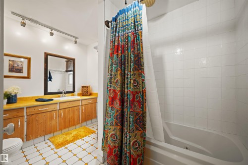 31 Royal Road Nw, Edmonton, AB - Indoor Photo Showing Bathroom