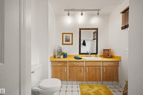 31 Royal Road Nw, Edmonton, AB - Indoor Photo Showing Bathroom