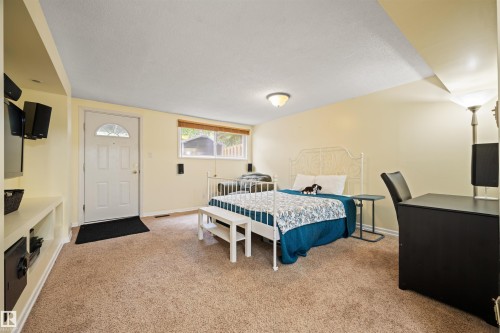 31 Royal Road Nw, Edmonton, AB - Indoor Photo Showing Bedroom