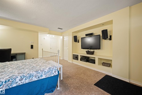 31 Royal Road Nw, Edmonton, AB - Indoor Photo Showing Bedroom