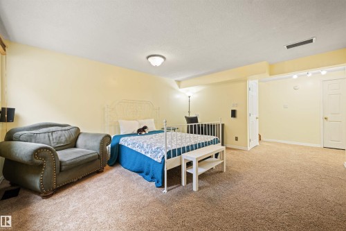 31 Royal Road Nw, Edmonton, AB - Indoor Photo Showing Bedroom