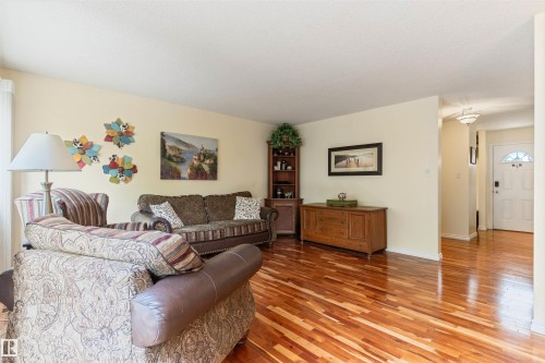 31 Royal Road Nw, Edmonton, AB - Indoor Photo Showing Living Room