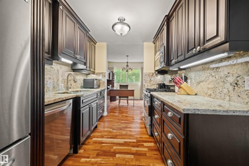 31 Royal Road Nw, Edmonton, AB - Indoor Photo Showing Kitchen With Upgraded Kitchen