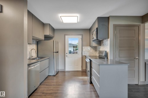 8615 66 Avenue Nw, Edmonton, AB - Indoor Photo Showing Kitchen