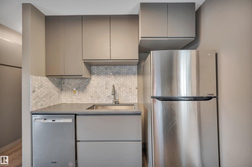 8615 66 Avenue Nw, Edmonton, AB - Indoor Photo Showing Kitchen With Upgraded Kitchen