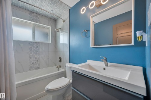 8615 66 Avenue Nw, Edmonton, AB - Indoor Photo Showing Bathroom