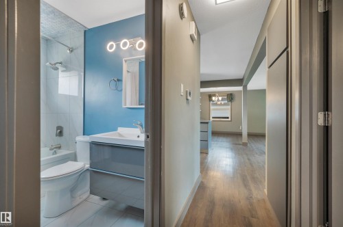 8615 66 Avenue Nw, Edmonton, AB - Indoor Photo Showing Bathroom