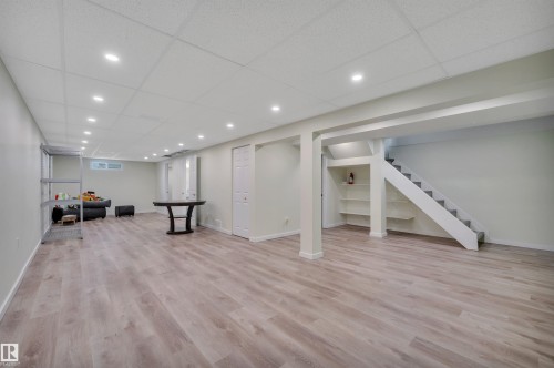 8615 66 Avenue Nw, Edmonton, AB - Indoor