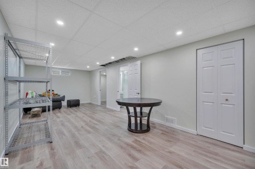 8615 66 Avenue Nw, Edmonton, AB - Indoor