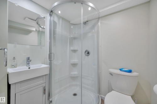 8615 66 Avenue Nw, Edmonton, AB - Indoor Photo Showing Bathroom