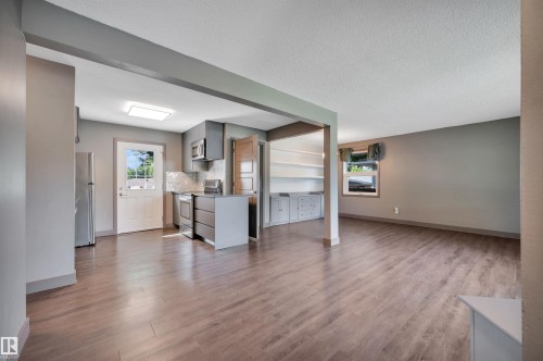 8615 66 Avenue Nw, Edmonton, AB - Indoor