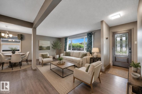 8615 66 Avenue Nw, Edmonton, AB - Indoor Photo Showing Living Room