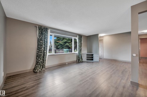8615 66 Avenue Nw, Edmonton, AB - Indoor Photo Showing Living Room