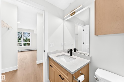 #323 6315 135 Av Nw, Edmonton, AB - Indoor Photo Showing Bathroom