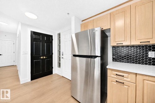 #323 6315 135 Av Nw, Edmonton, AB - Indoor Photo Showing Kitchen