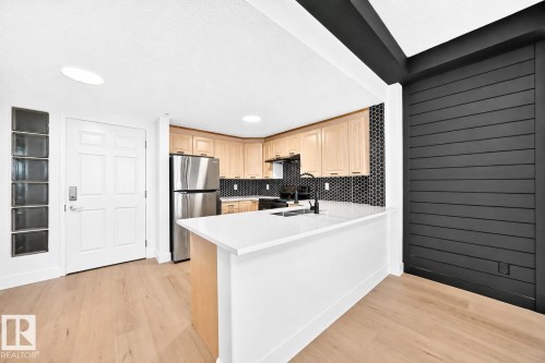 #323 6315 135 Av Nw, Edmonton, AB - Indoor Photo Showing Kitchen