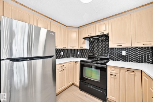 #323 6315 135 Av Nw, Edmonton, AB - Indoor Photo Showing Kitchen