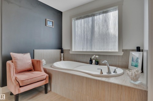 4231 Savaryn Drive Sw, Edmonton, AB - Indoor Photo Showing Bathroom