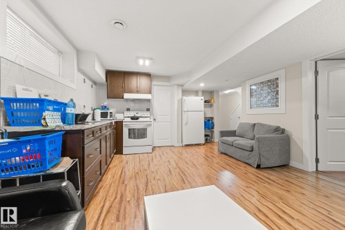724 40 Avenue Nw, Edmonton, AB - Indoor Photo Showing Kitchen