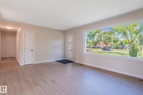10431 137 Avenue Nw, Edmonton, AB - Indoor Photo Showing Other Room