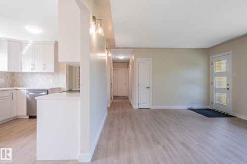 10431 137 Avenue Nw, Edmonton, AB - Indoor Photo Showing Kitchen