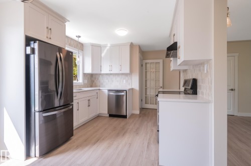 10431 137 Avenue Nw, Edmonton, AB - Indoor Photo Showing Kitchen