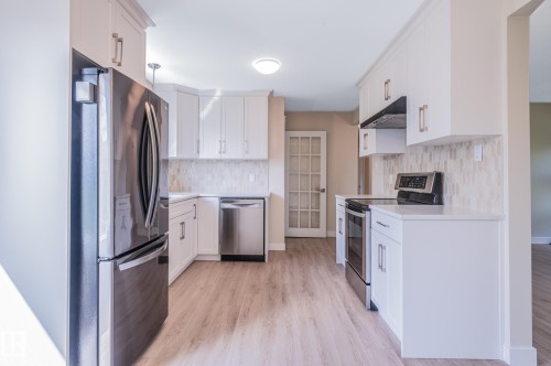 10431 137 Avenue Nw, Edmonton, AB - Indoor Photo Showing Kitchen