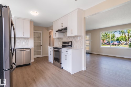 10431 137 Avenue Nw, Edmonton, AB - Indoor Photo Showing Kitchen