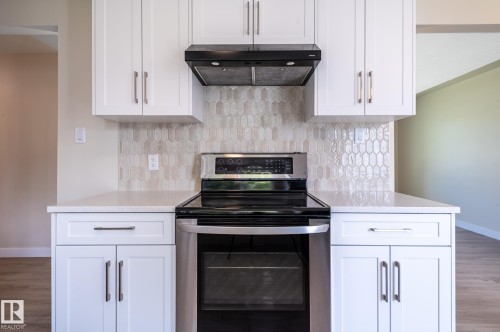 10431 137 Avenue Nw, Edmonton, AB - Indoor Photo Showing Kitchen