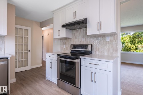 10431 137 Avenue Nw, Edmonton, AB - Indoor Photo Showing Kitchen