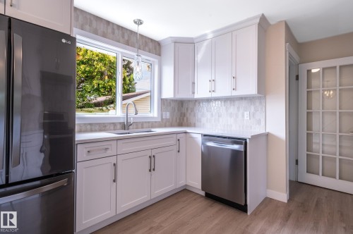 10431 137 Avenue Nw, Edmonton, AB - Indoor Photo Showing Kitchen