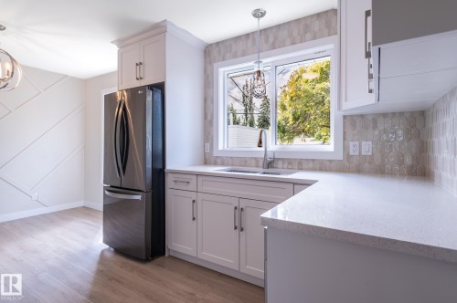 10431 137 Avenue Nw, Edmonton, AB - Indoor Photo Showing Kitchen