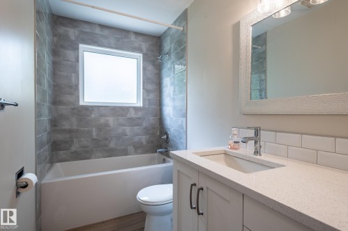 10431 137 Avenue Nw, Edmonton, AB - Indoor Photo Showing Bathroom