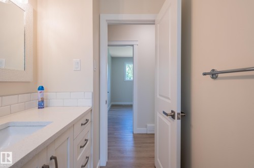 10431 137 Avenue Nw, Edmonton, AB - Indoor Photo Showing Bathroom