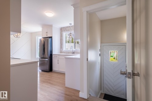 10431 137 Avenue Nw, Edmonton, AB - Indoor