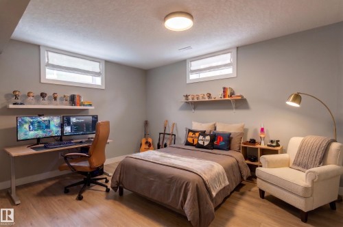 10431 137 Avenue Nw, Edmonton, AB - Indoor