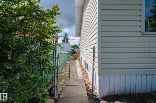 10431 137 Avenue Nw, Edmonton, AB - Outdoor