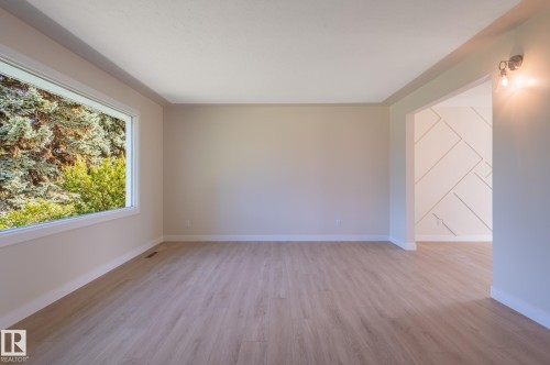10431 137 Avenue Nw, Edmonton, AB - Indoor Photo Showing Other Room