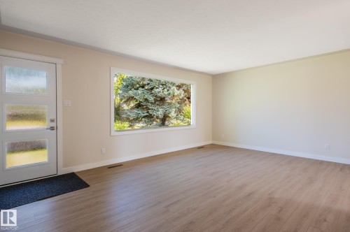 10431 137 Avenue Nw, Edmonton, AB - Indoor