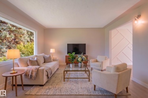 10431 137 Avenue Nw, Edmonton, AB - Indoor Photo Showing Living Room