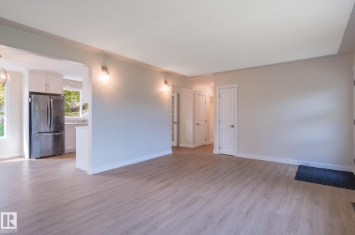 10431 137 Avenue Nw, Edmonton, AB - Indoor