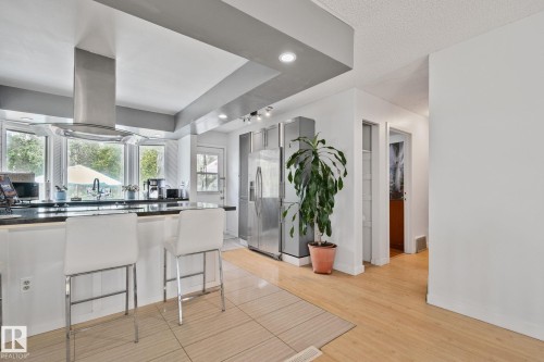 4682 17 Avenue Nw, Edmonton, AB - Indoor Photo Showing Kitchen