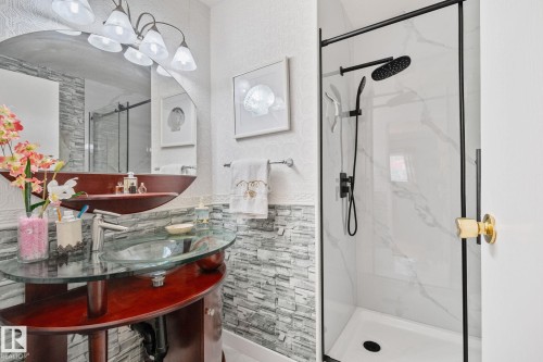 4682 17 Avenue Nw, Edmonton, AB - Indoor Photo Showing Bathroom