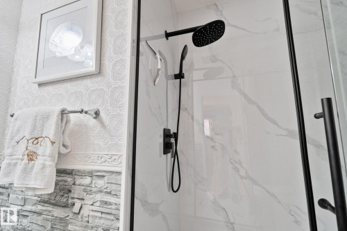 4682 17 Avenue Nw, Edmonton, AB - Indoor Photo Showing Bathroom
