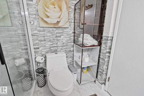 4682 17 Avenue Nw, Edmonton, AB - Indoor Photo Showing Bathroom