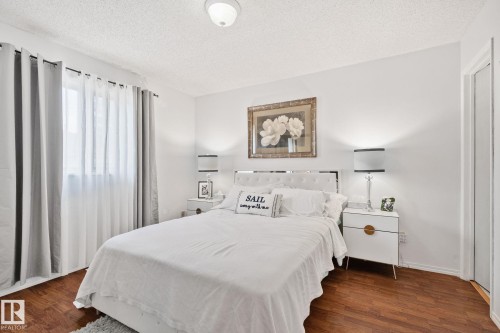 4682 17 Avenue Nw, Edmonton, AB - Indoor Photo Showing Bedroom